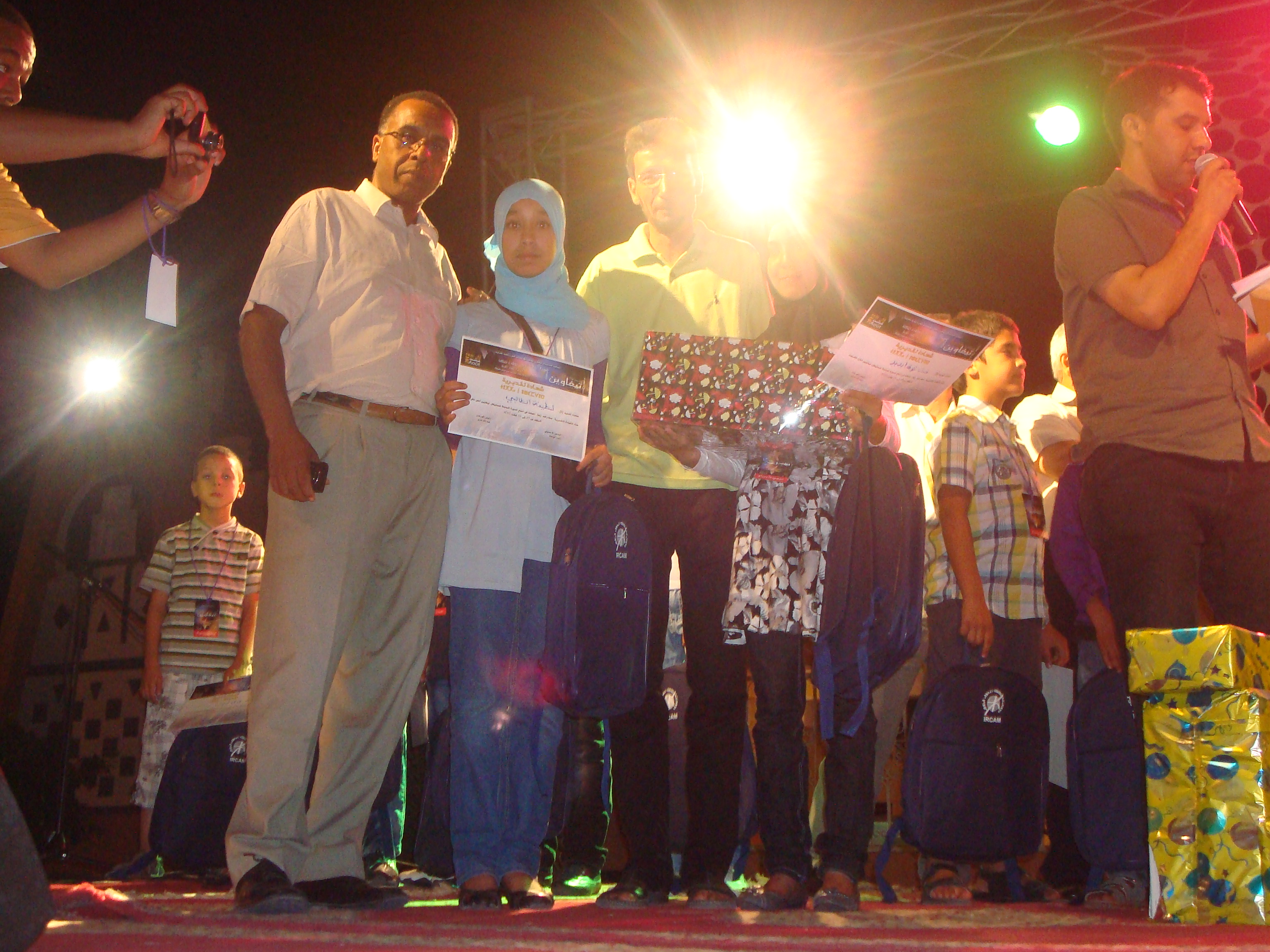 الصورة مدير مجموعة مدارس امزيلن رفقة التلميدة و استاد اللغة الامازيغية